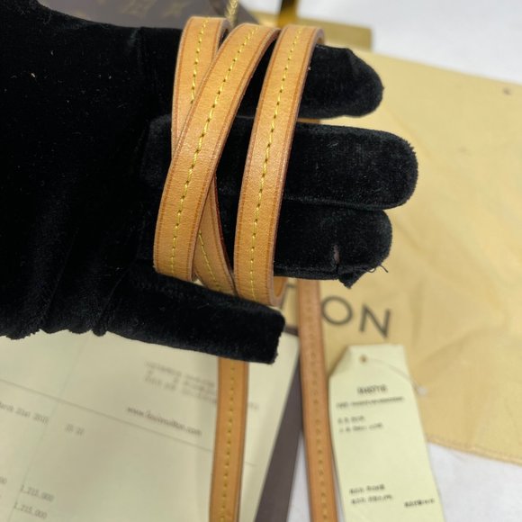 LOUIS VUITTON Favorite MM Crossbody Bag - Picture 7 of 10